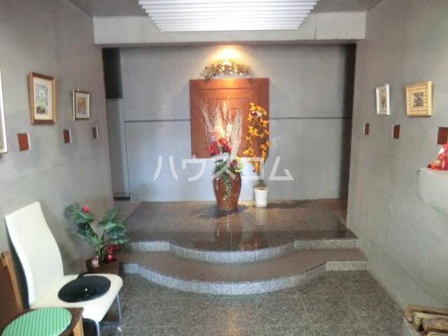 18/27 エントランス