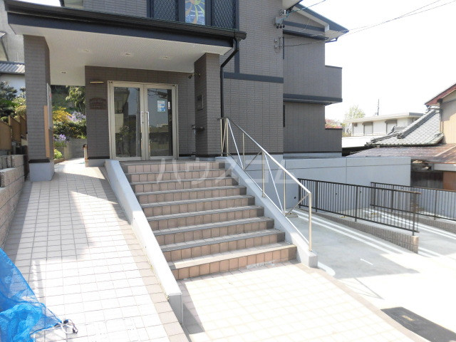 21/30 エントランス