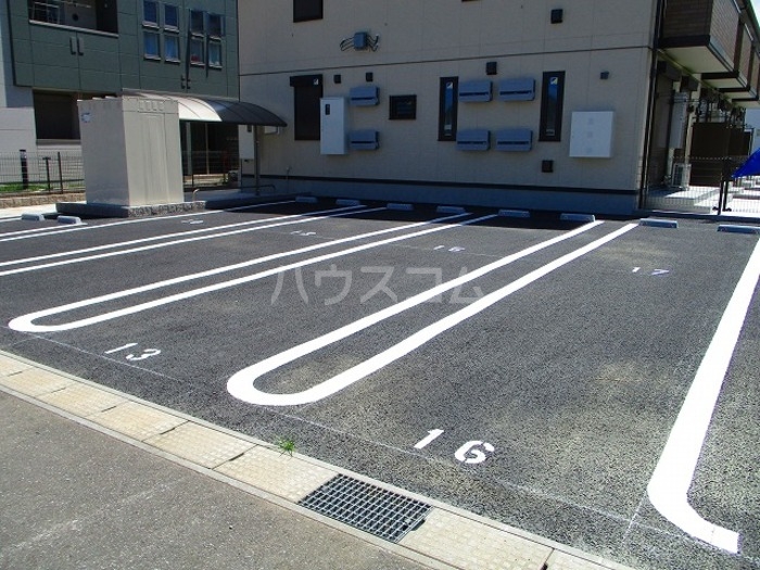 16/18 駐車場