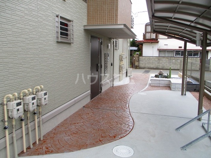 18/19 エントランス