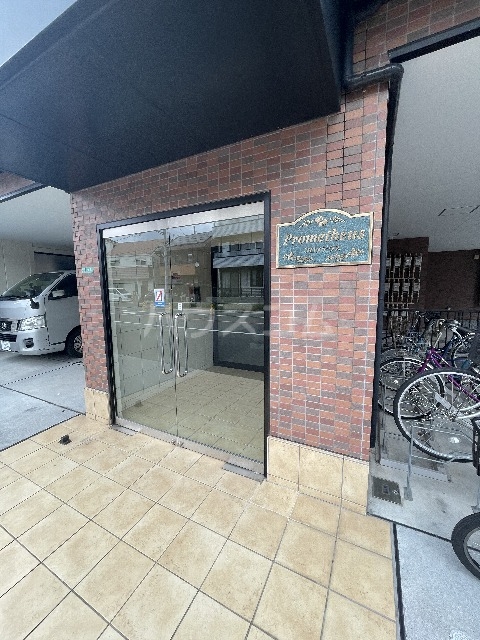 18/23 エントランス