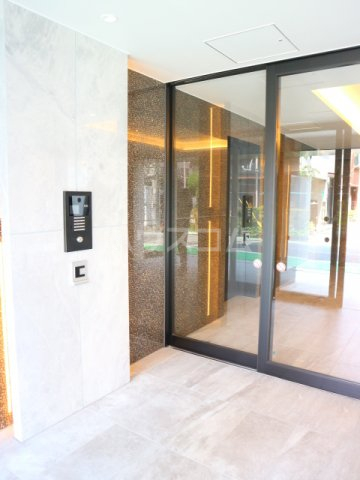 27/30 エントランス