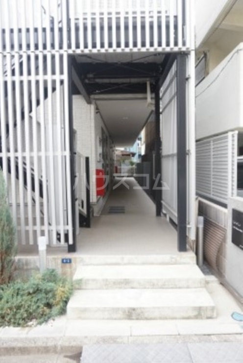 20/21 エントランス