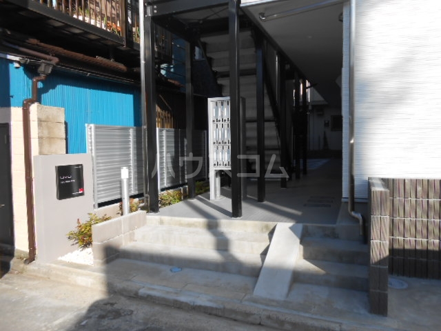 21/30 エントランス