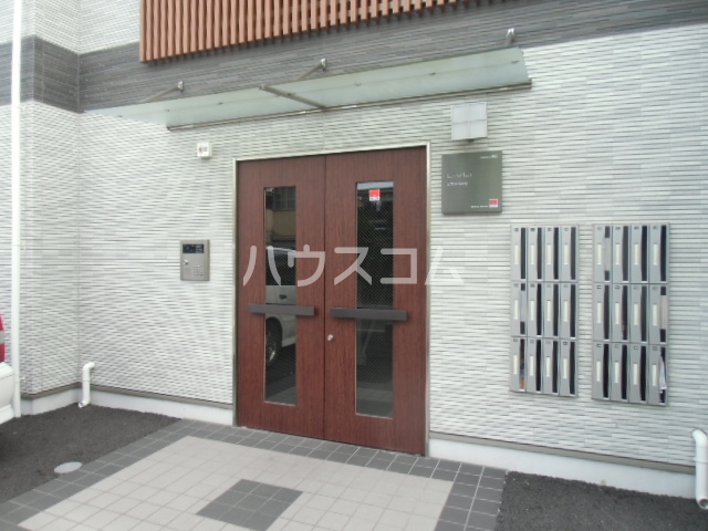 19/30 エントランス