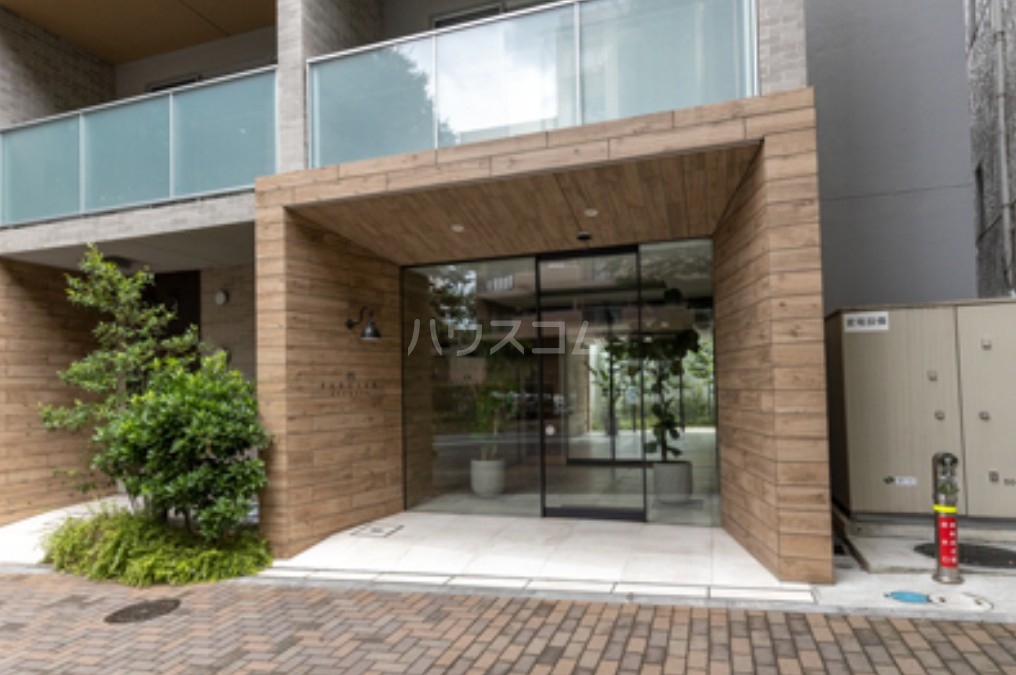 19/27 エントランス