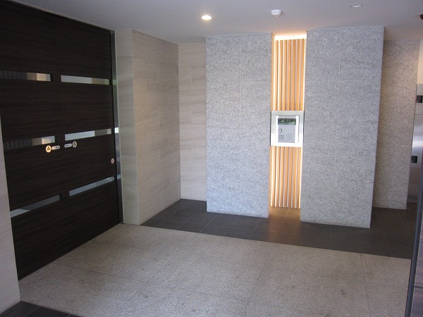 21/30 エントランス