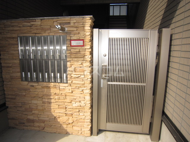 21/30 エントランス