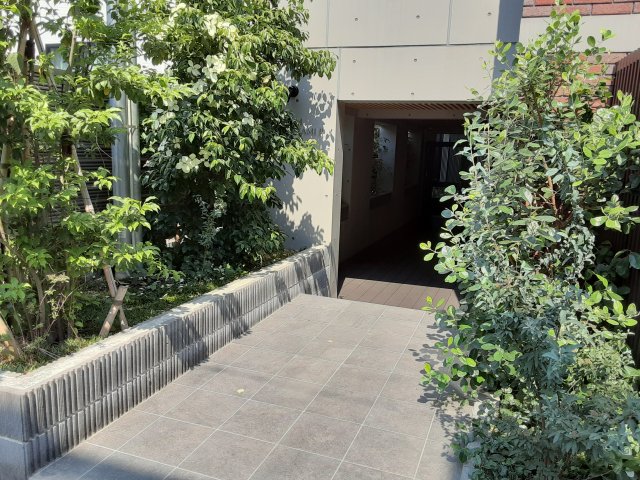 21/30 エントランス