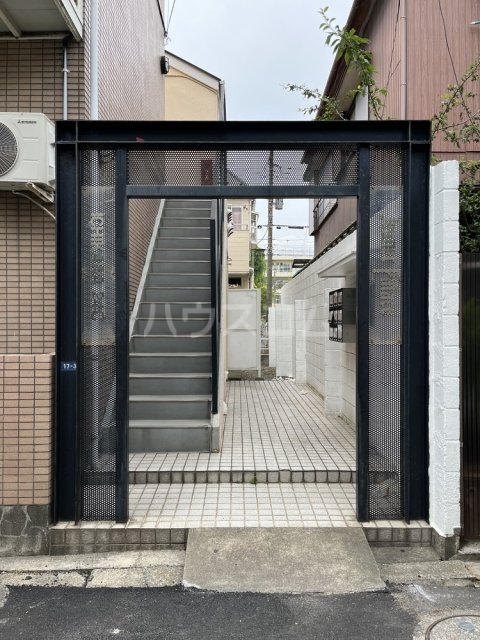 28/30 エントランス