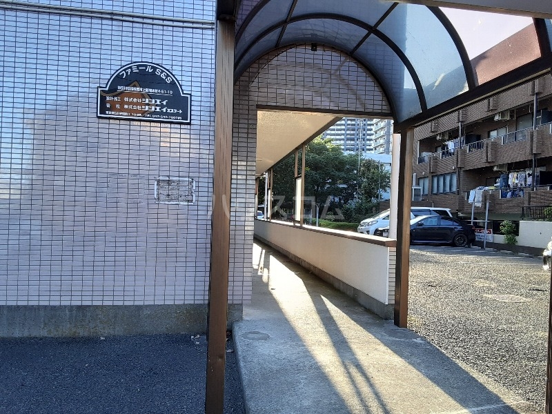 26/30 エントランス