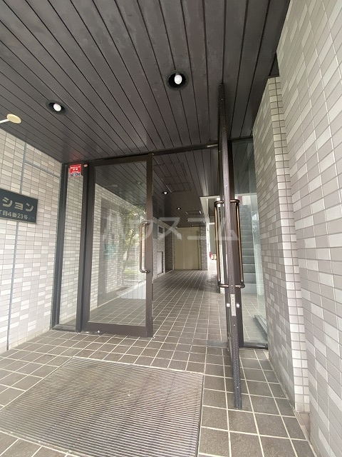 28/30 エントランス