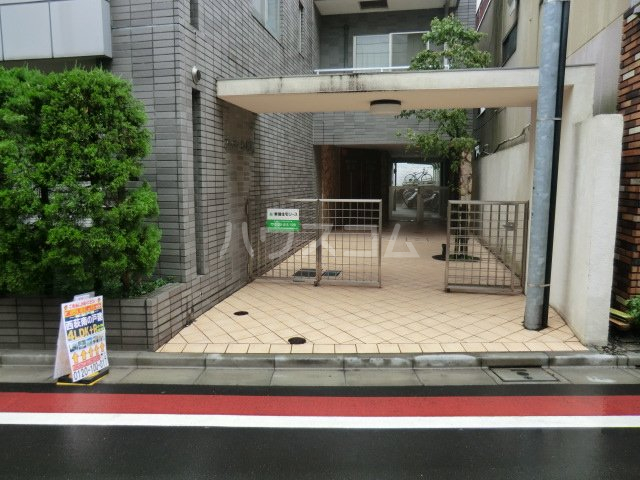 23/30 エントランス