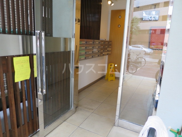 18/27 エントランス