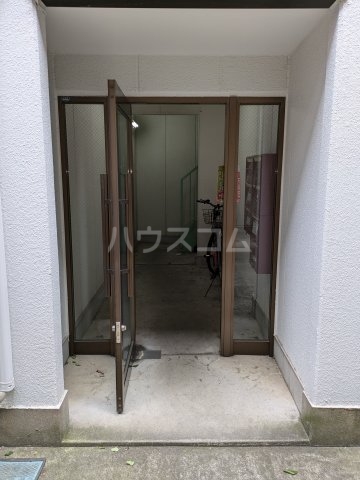 23/30 エントランス