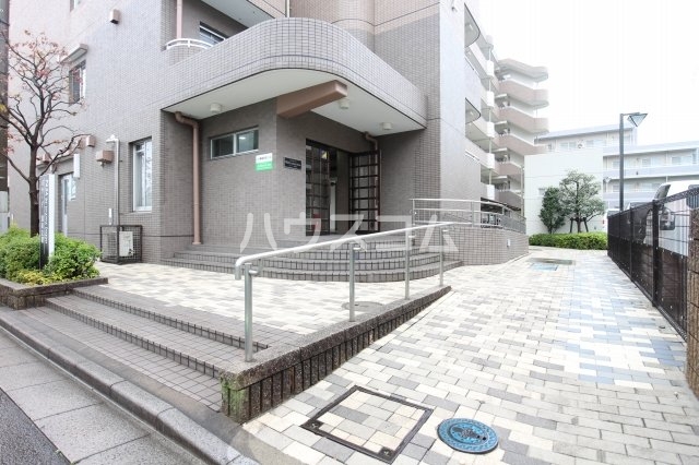 27/30 エントランス