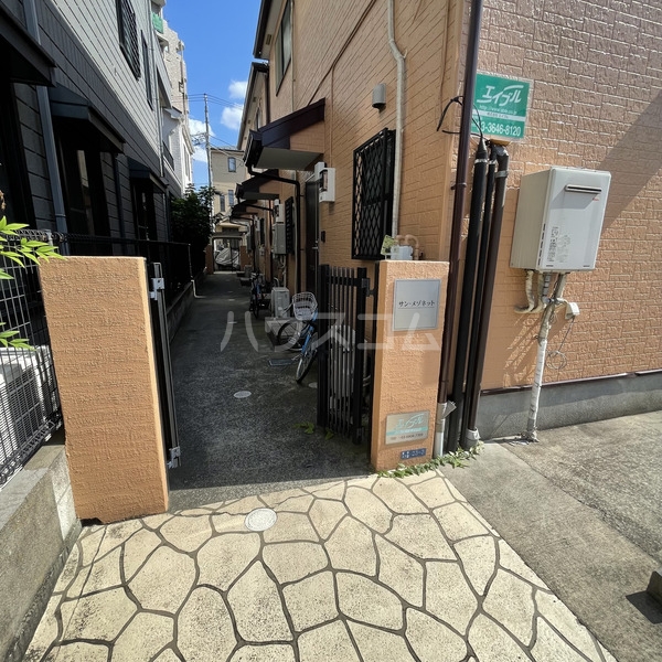 13/18 エントランス