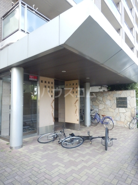 22/27 エントランス