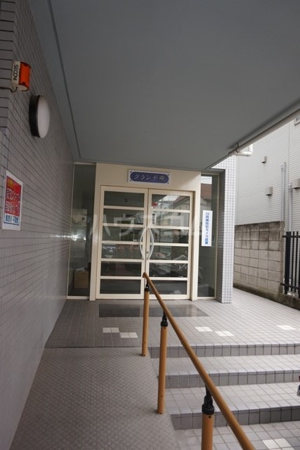 23/30 エントランス