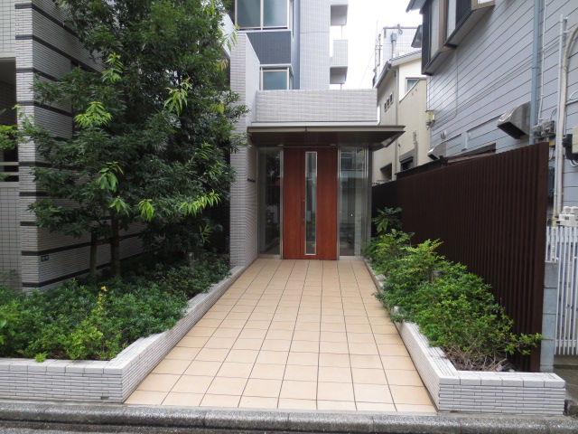 16/27 エントランス