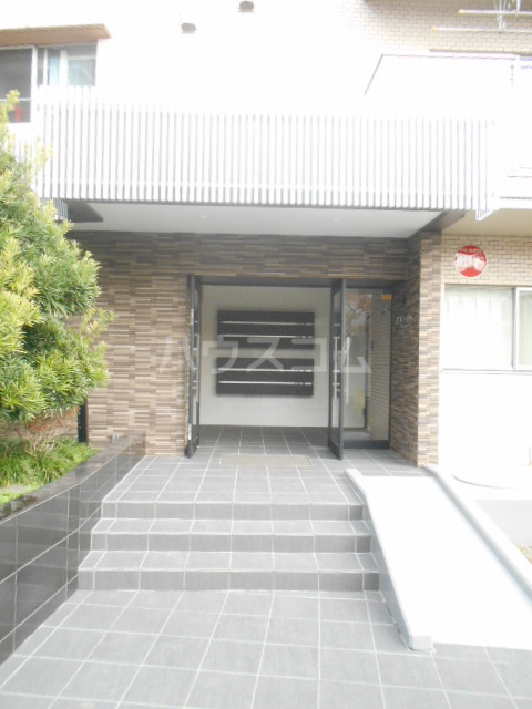 26/30 エントランス