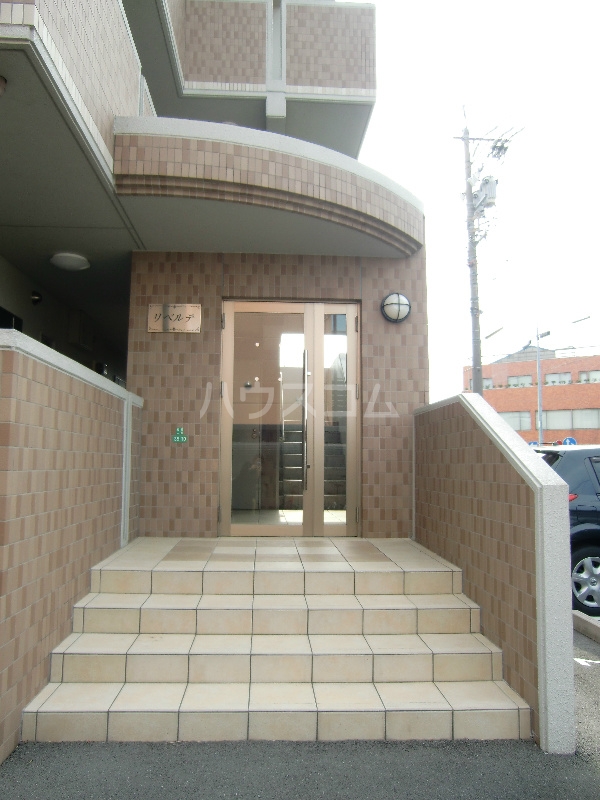 23/30 エントランス