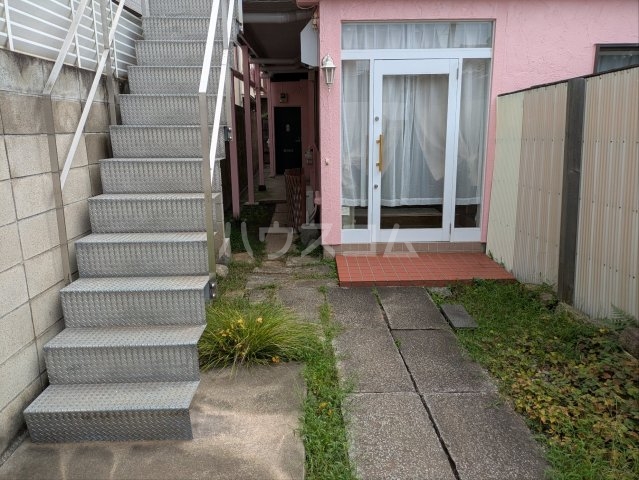 18/23 エントランス