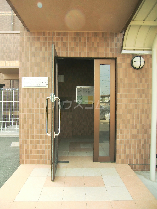 27/30 エントランス