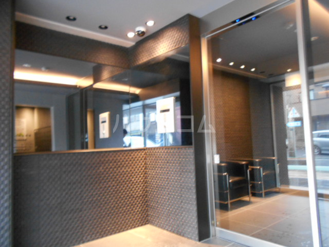 23/27 エントランス