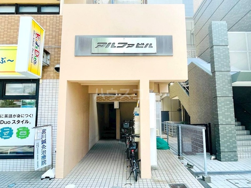 23/28 エントランス