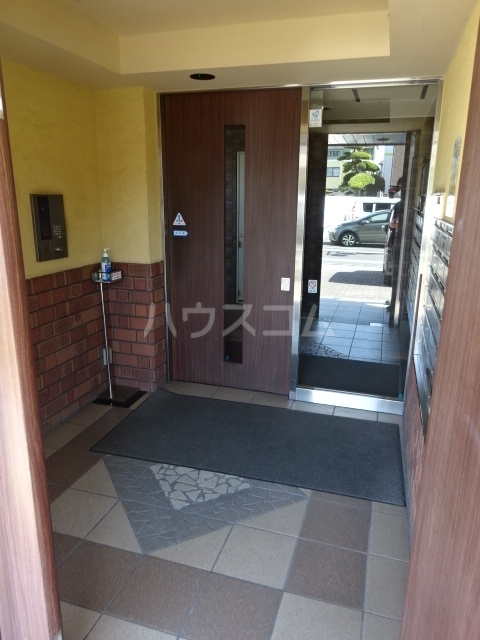 27/30 エントランス