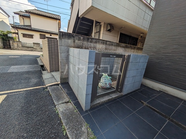 27/28 エントランス