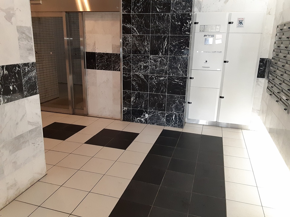 27/30 エントランス