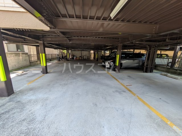 18/28 駐車場