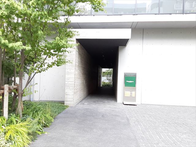 23/26 エントランス