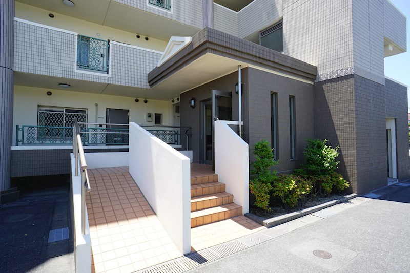 27/30 エントランス