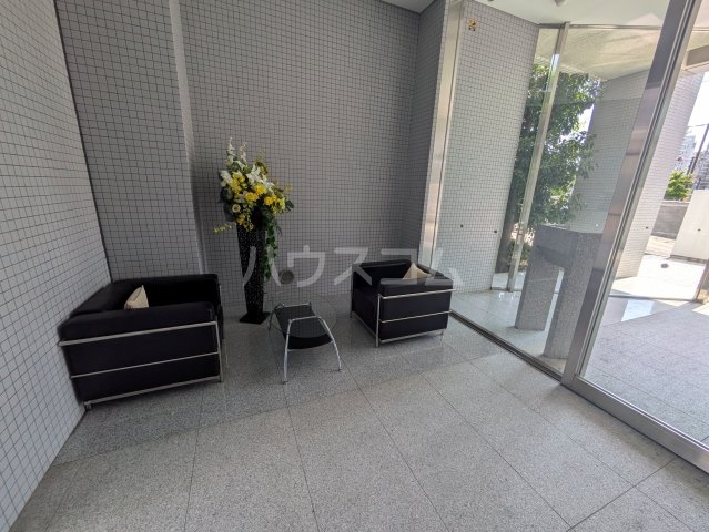 24/30 エントランス