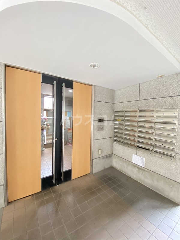 18/23 エントランス