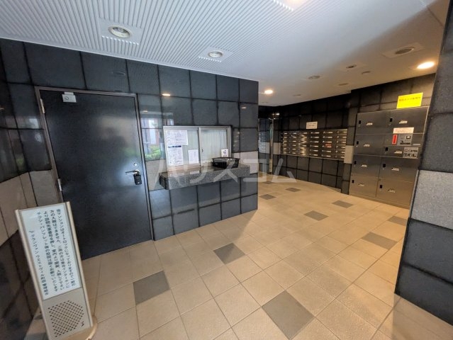 19/27 エントランス