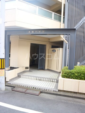 28/30 エントランス