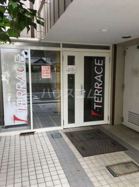 23/30 エントランス