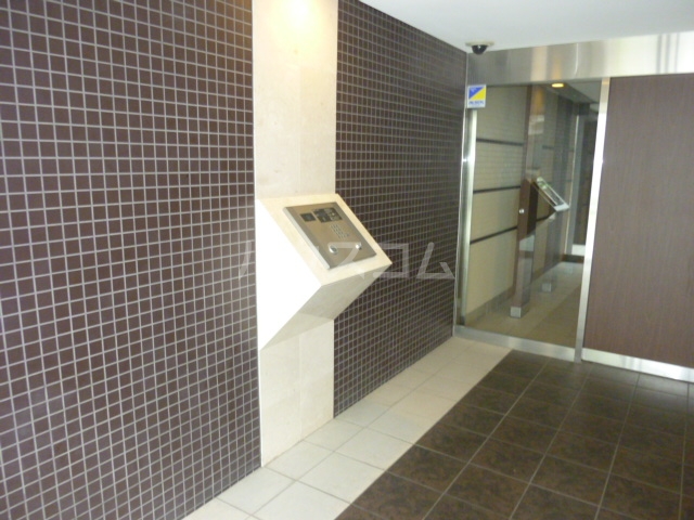 16/23 エントランス