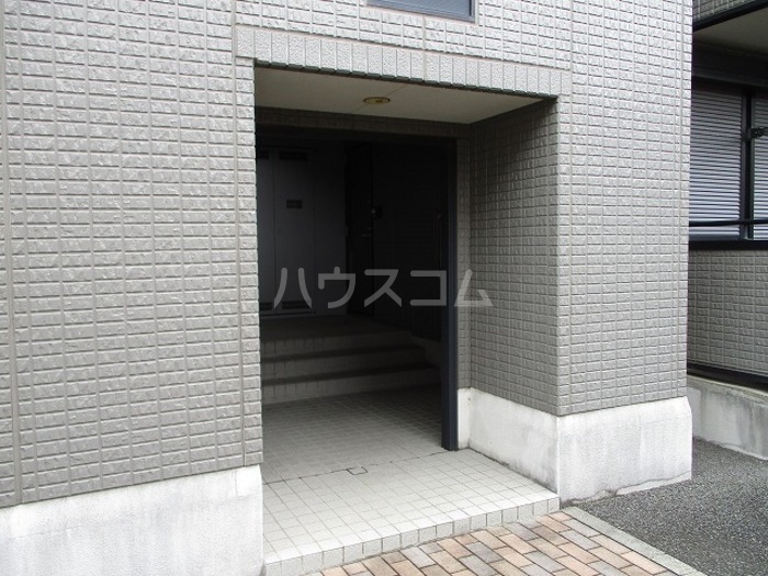 16/23 エントランス