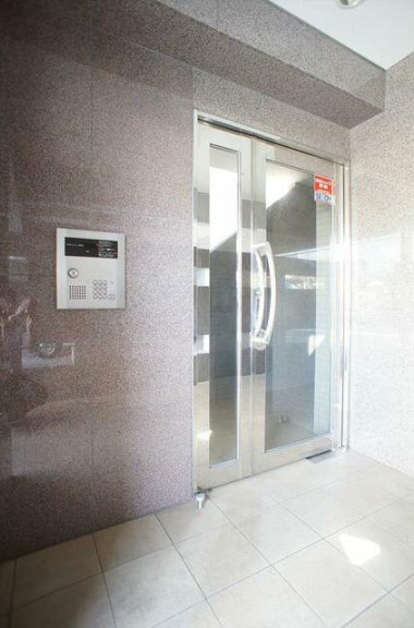 16/23 エントランス