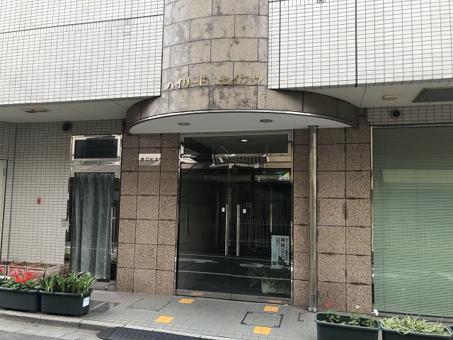 19/27 エントランス