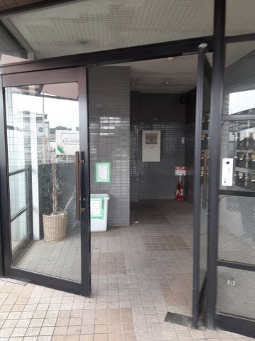 27/30 エントランス