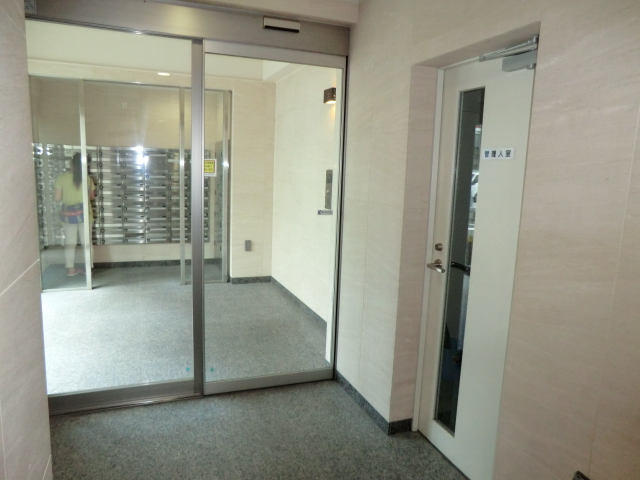 22/28 エントランス