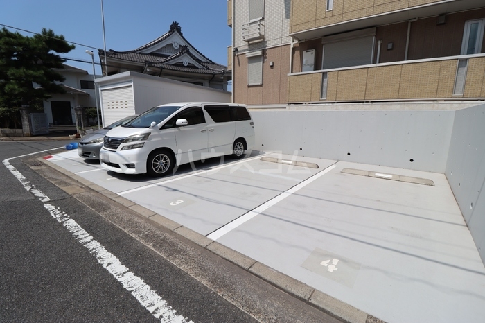 28/30 駐車場