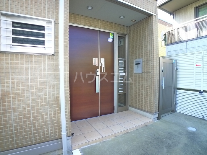 27/30 エントランス
