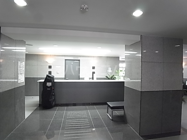 27/30 エントランス